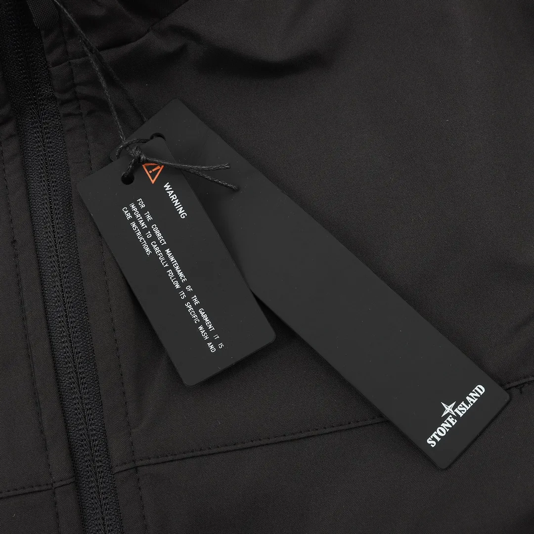 🅿️550 Stone Island/Stone Island outdoor arm logo zipper jacket. In order to restore all the texture of ZP, this year the team spent several months and finally shipped it. All excipients are restored to ZP! Highly permeable laminated fabric Gore-tex imitates water-breathable film, which feels better and more comfortable. The fabric has certain waterproof, windproof and UV-proof effects. It is one of the must-have jacket fabrics in Stone Island. It is light and thin because of the characteristics of the fabric. It is functional and full of outdoor sports. There are two pockets on the chest, and there is the logo embroidery of Stone Island nautical compass badge on the arm. It is a must-have item for outdoor travel! Size：XS-L